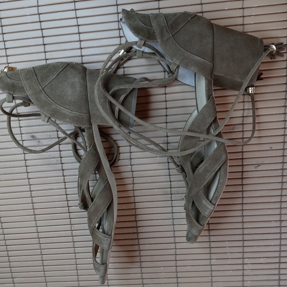 MICHAEL MICHAEL KORS MIRABEL SUEDE STRAPPY SANDALS - SIZE 10M TAN. A1pem - Picture 8 of 10